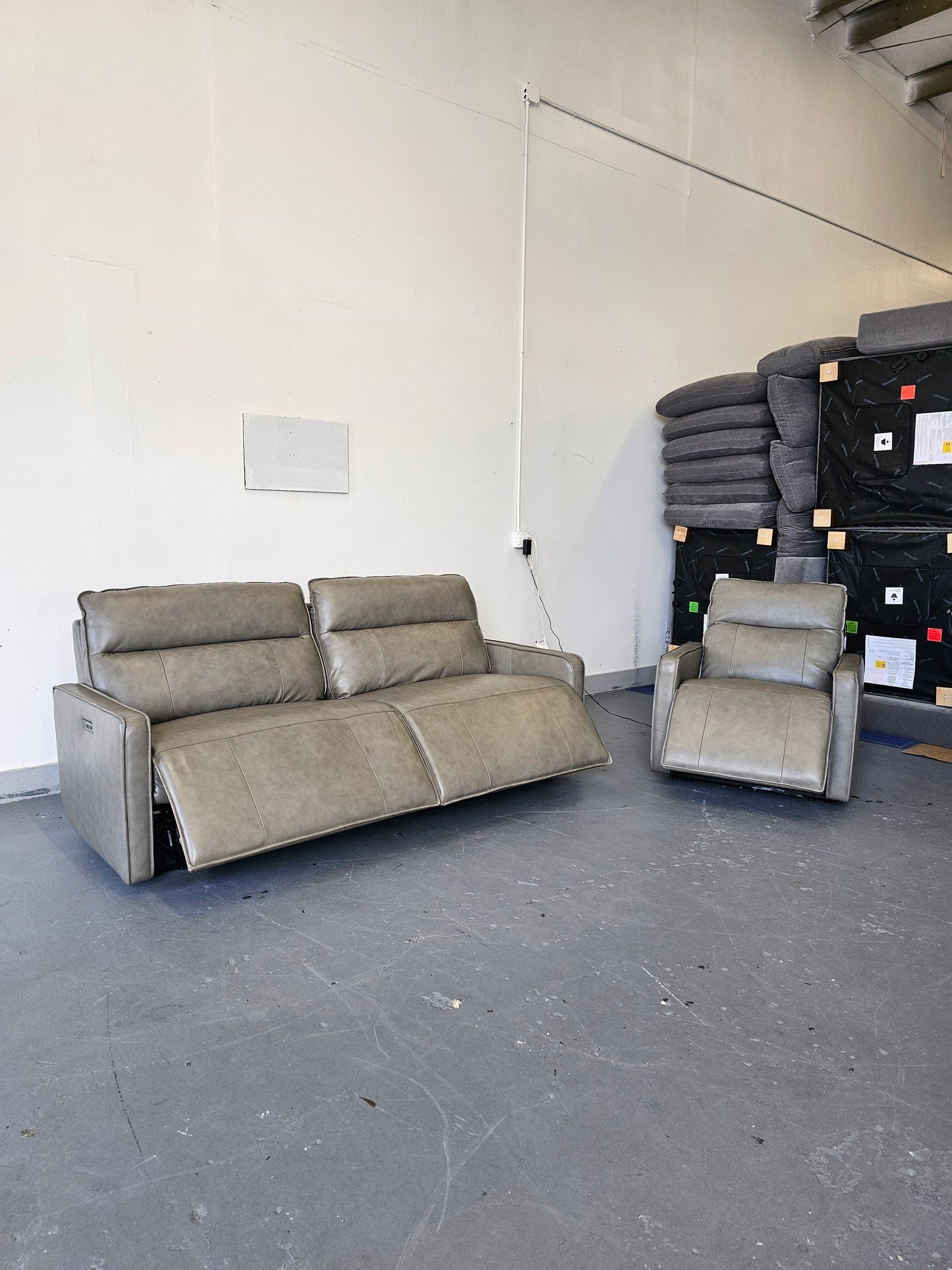 Henredon Keira Leather Zero-gravity Reclining Sofa
