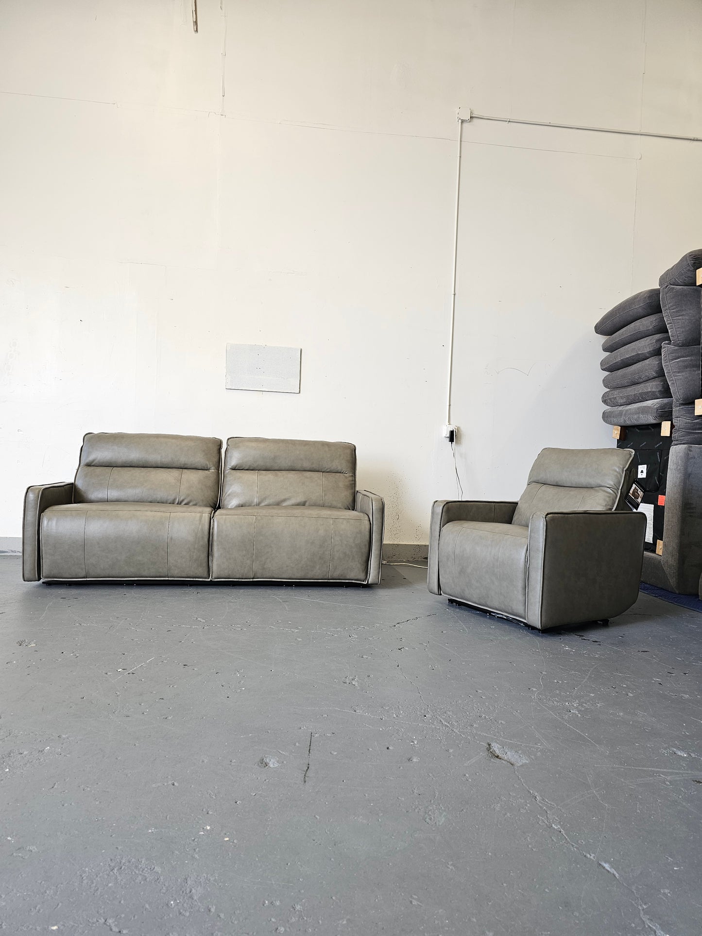 Henredon Keira Leather Zero-gravity Reclining Sofa