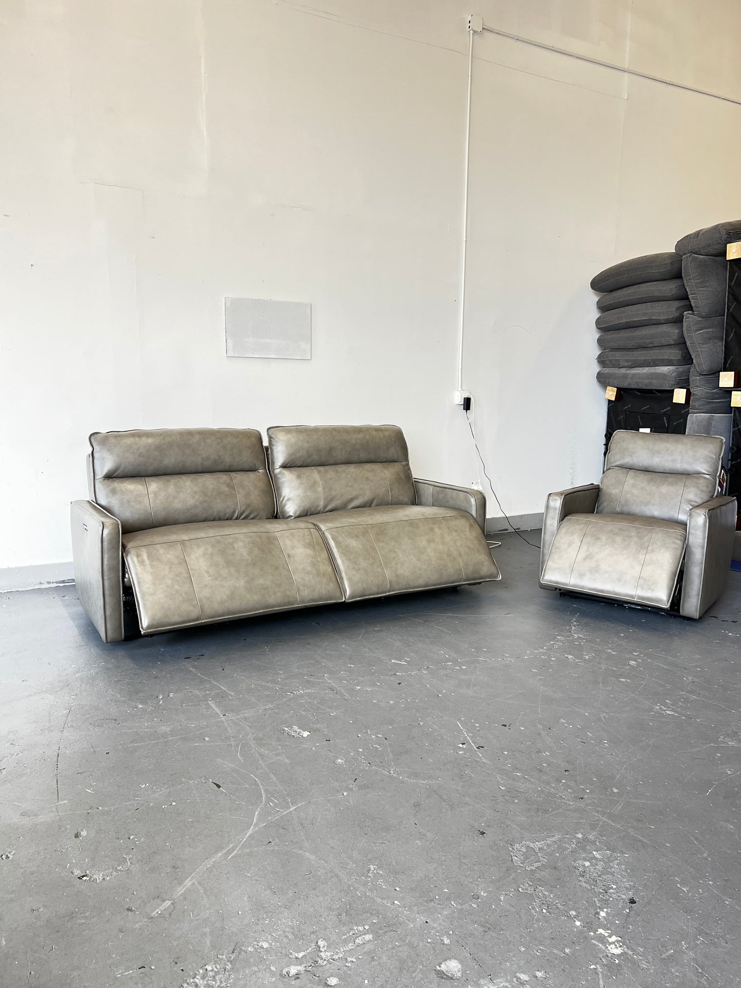 Henredon Leather Zero Gravity Reclining Set