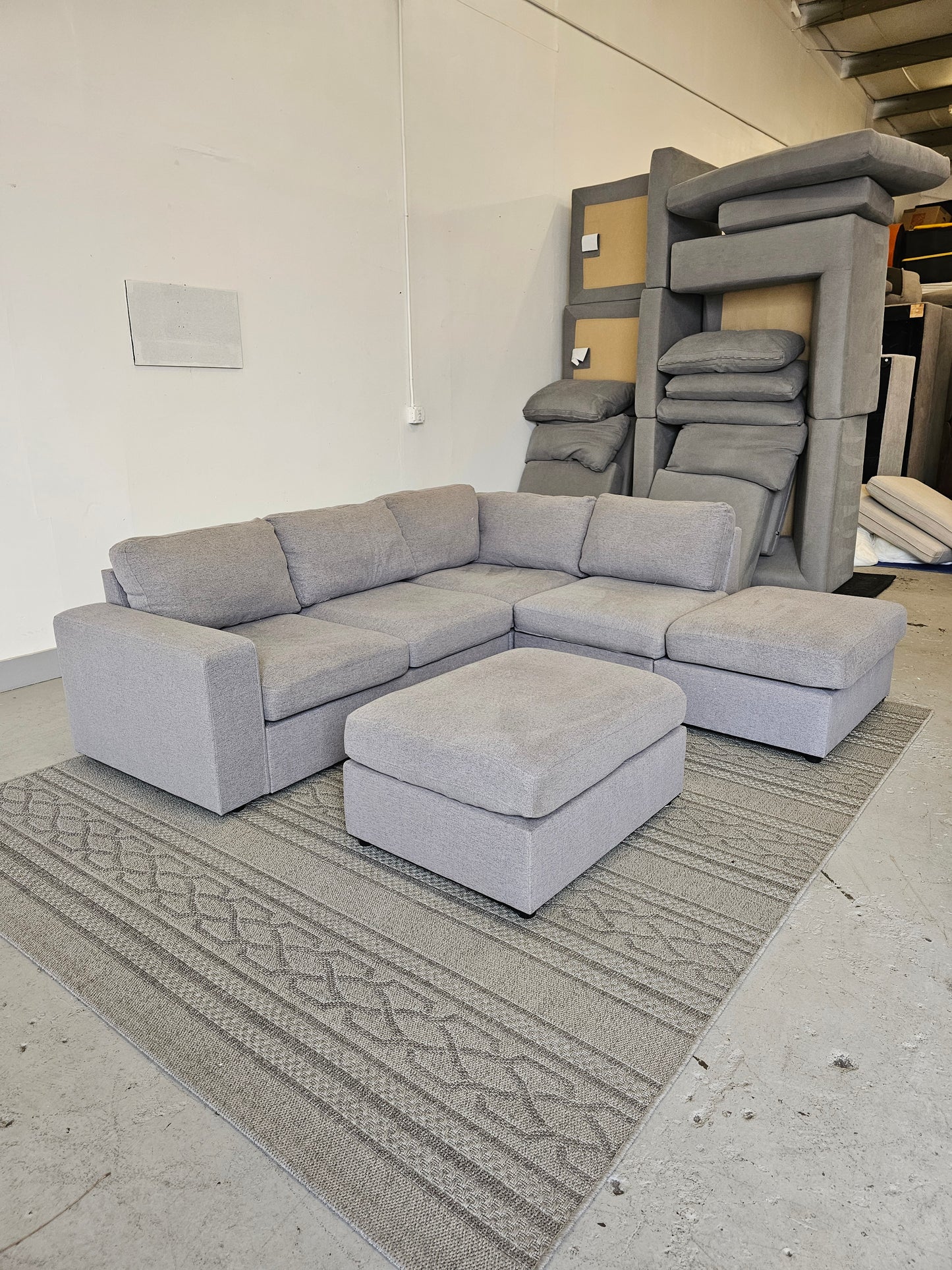 Gray Sectional Sofa with 2 Ottoman ( Refurbished )