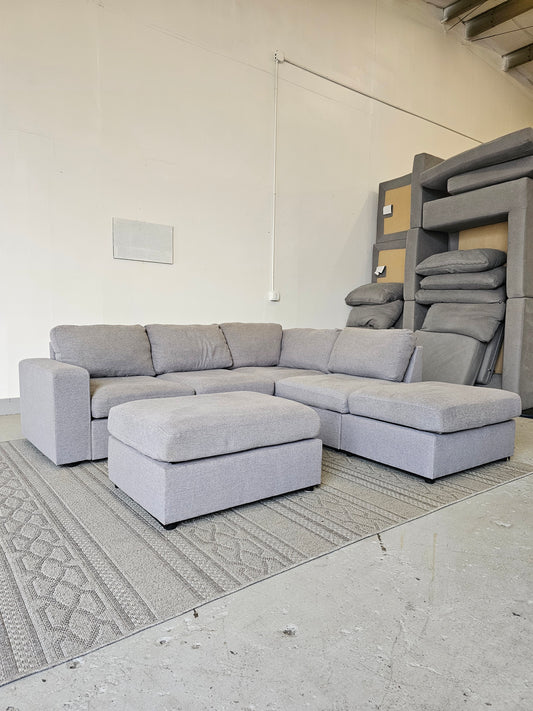 Gray Sectional Sofa with 2 Ottoman ( Refurbished )